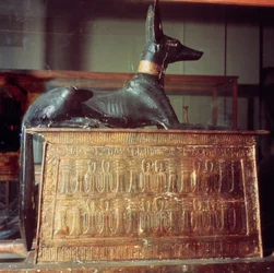 Anubis, egyptisk gud över de döda, sittande ovanpå en kista i form av en helgedom, från Tutankhamons grav (ca 1370-52 f.Kr.), Nya riket